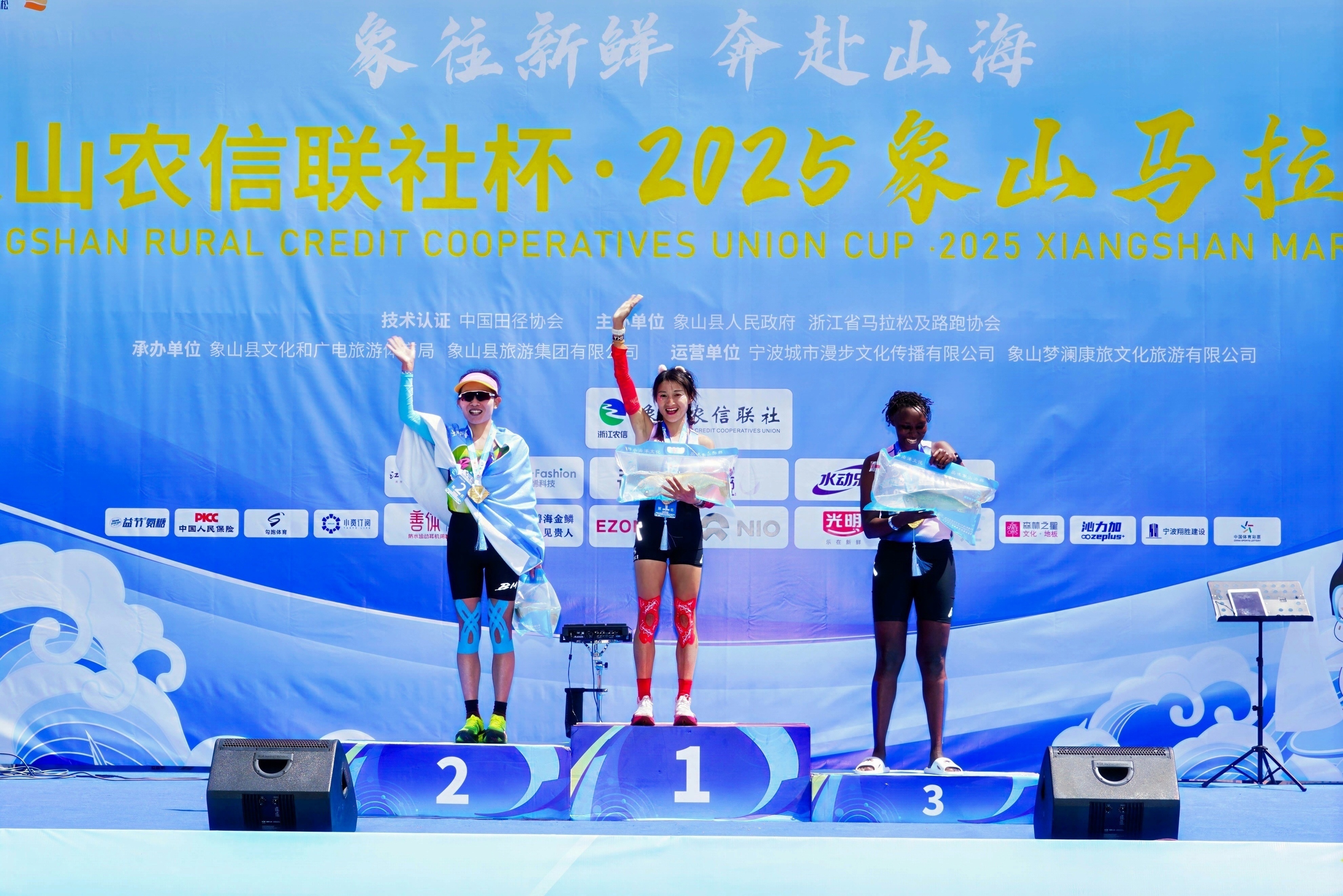 包含马拉松公开赛上演强强对话，嵩山猎隼队鏖战渝州银狐队，多点开花奏效；主场山呼海啸的词条