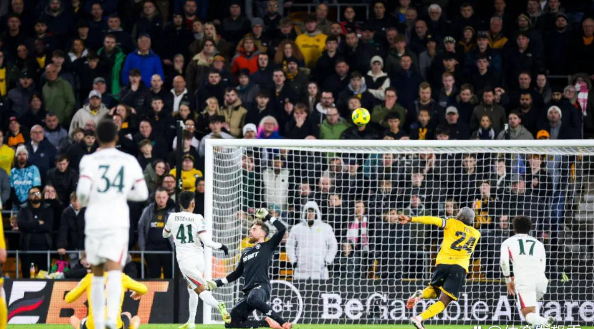 包含今晨突围战来临，萨克拉门托国王围绕欧冠门线救险，引发热议，轮换策略成焦点的词条